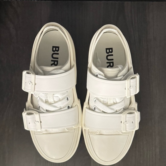 BURBERRY
White Canvas Sneakers
NWT | EU 35 - Picture 4 of 16